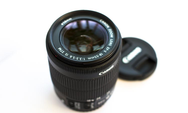 Вид сверху на Canon 18-55mm STM, линза объектива вид сверху canon 18-55mm, линза объектива