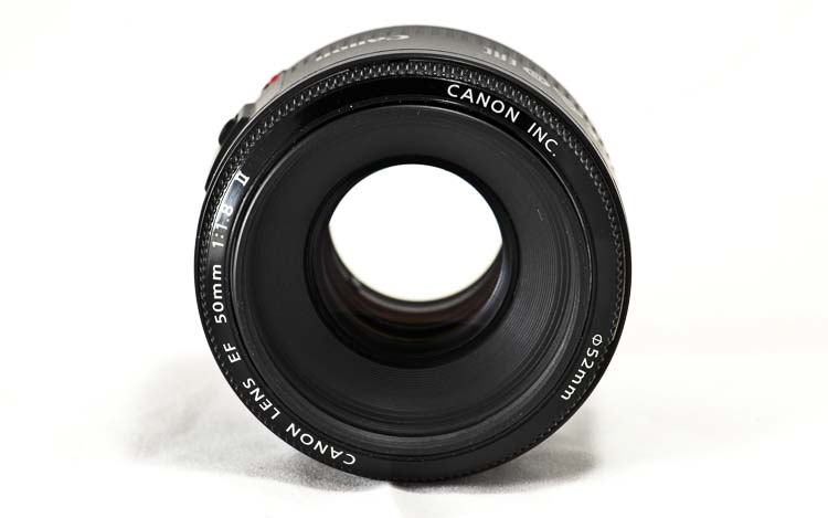 Вид спереди на Canon 50mm f/1.8 передняя линза объектива canon 50mm f/1.8