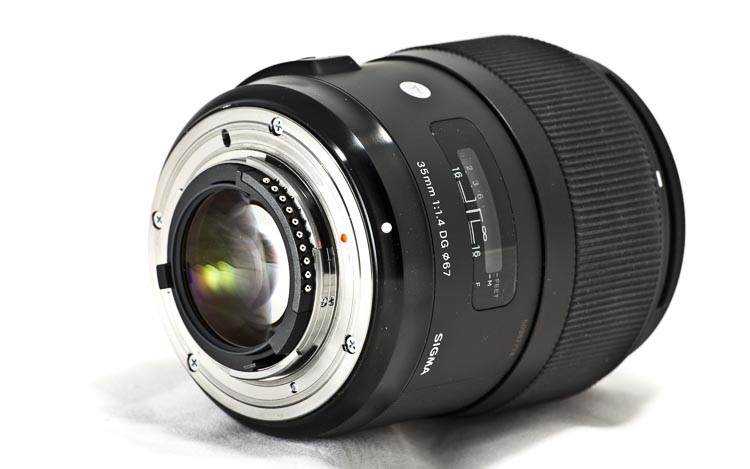 Sigma 35mm f/1.4 - байонет sigma 35mm сзади