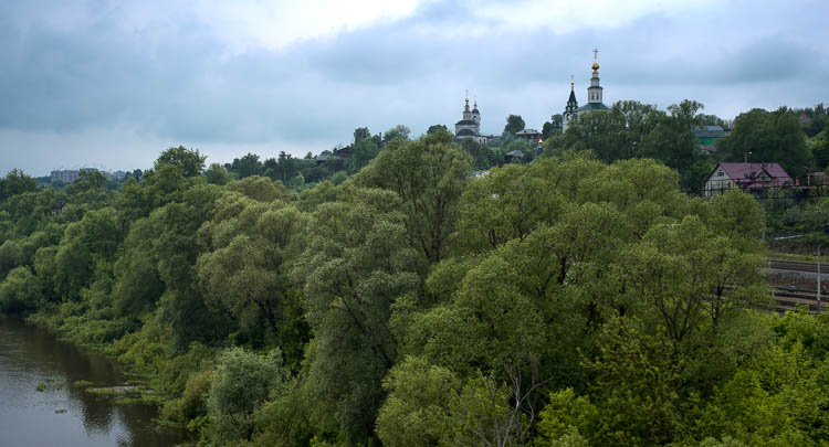 церковь за деревьями