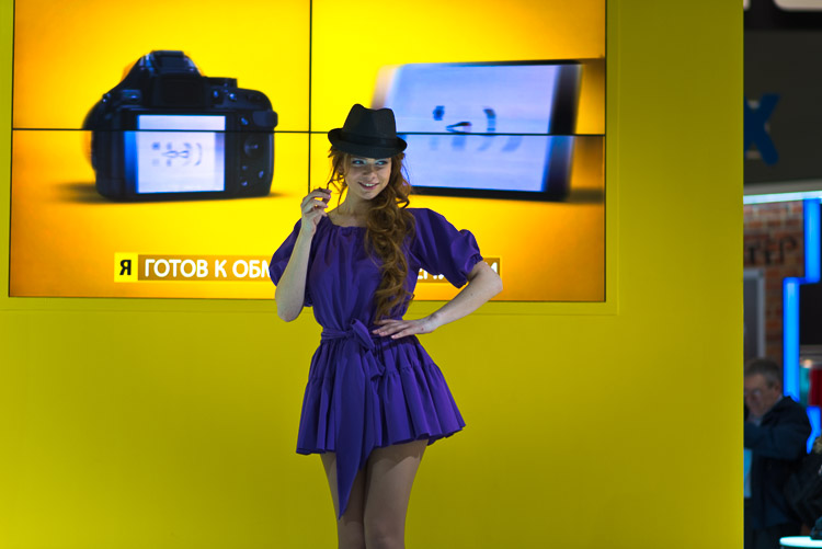 Девушка в фиолетовом со стенда Nikon девушка в фиолетовом