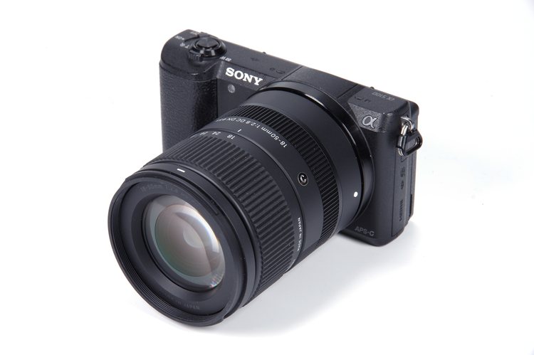 Sigma 18-50mm f2.8 универсальный светосильный зум