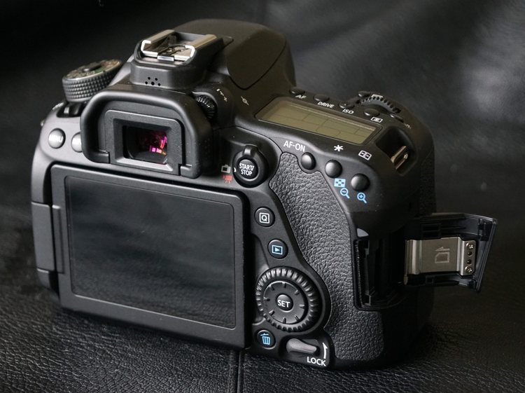 б/у зеркалка Canon EOS 80D б/у зеркалка Canon EOS 80D