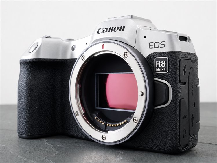 Предполагаемый дизайн Canon EOS R8 Mark II в ретро-стиле