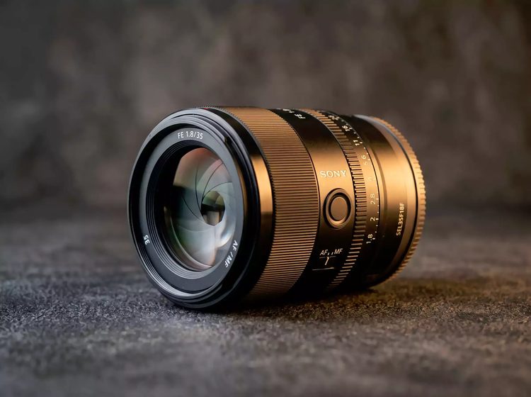 Объектив Sony FE 35mm F1.8 для полного кадра