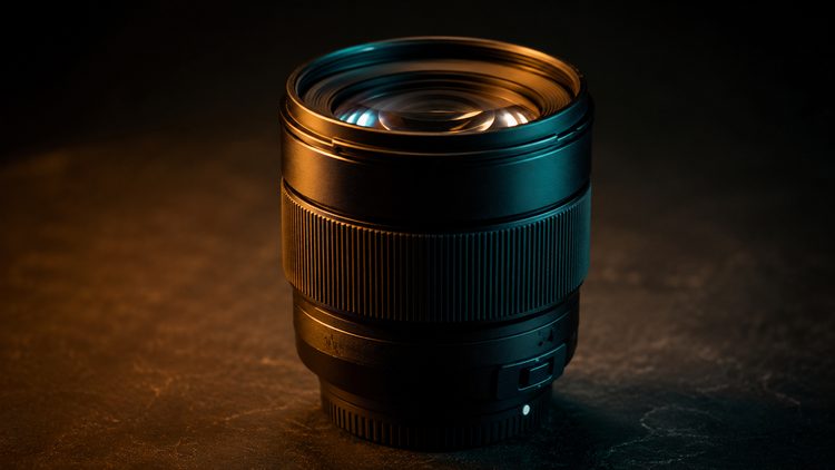 Портретный объектив Canon крупным планом на тёмном фоне