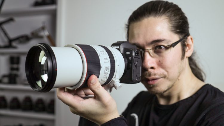 Фотограф снимает портрет телеобъективом 70–200 мм